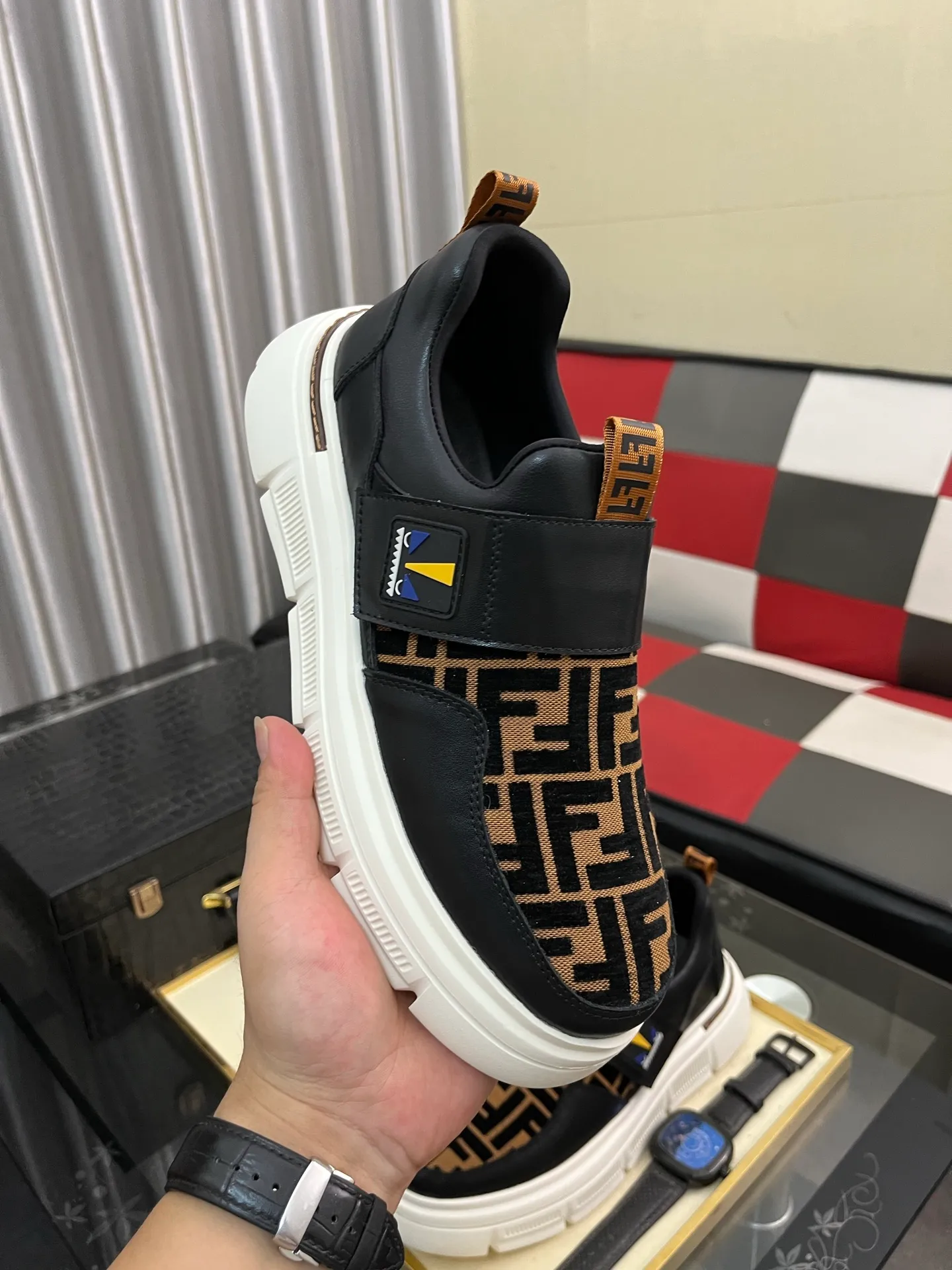 Men's Men's Shoes💰420⌚️⌚️[FENDI] Fendi's classic and comfortable men's, this complex sneaker is made of soft calfskin➕genuine leather lining➕original ultra-light rubber material with rough outsole. This unique light style is suitable for the casual and refined sensibility of this season. It is comfortable and natural on the feet. It is an everyday style for casual travel in autumn and winter! Code number: 38−443️⃣Colors available
